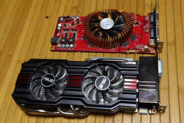 奥GT9800　手前GTX670-DC2-2GD5